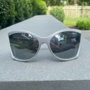BALENCIAGA round frame sunglasses . Worn once. Comes w/ original packaging Balenciaga Round-Frame Recycled Acetate Sunglasses at Amazon  main image 4